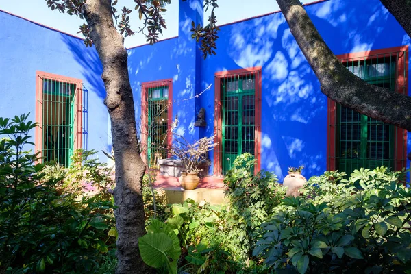 Kolorowe dziedziniec Muzeum Frida Kahlo w Meksyku — Zdjęcie stockowe