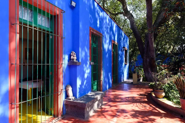 Patio colorido en el Museo Frida Kahlo en la Ciudad de México — Foto de Stock