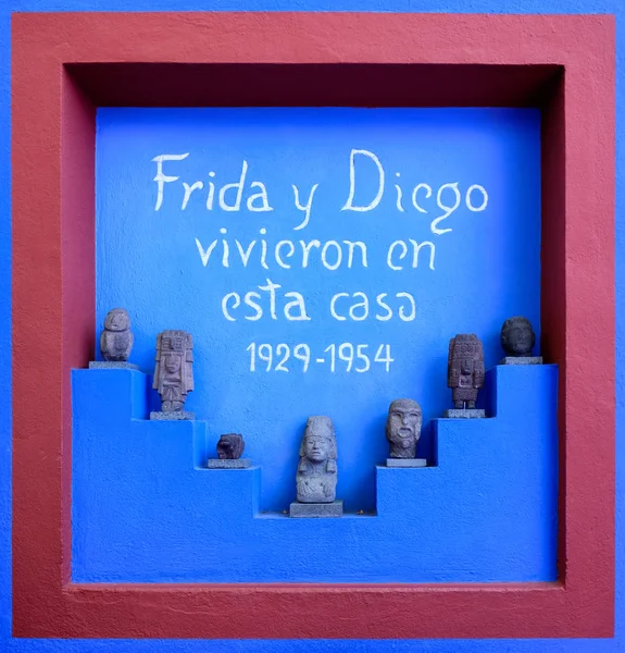 Sign with the inscription " Frida and Diego lived here" at the Frida Kahlo Museum in Mexico City — Stock Photo, Image