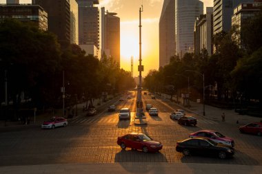 Mexico City'deki günbatımı manzaralı Paseo de la Reforma bir