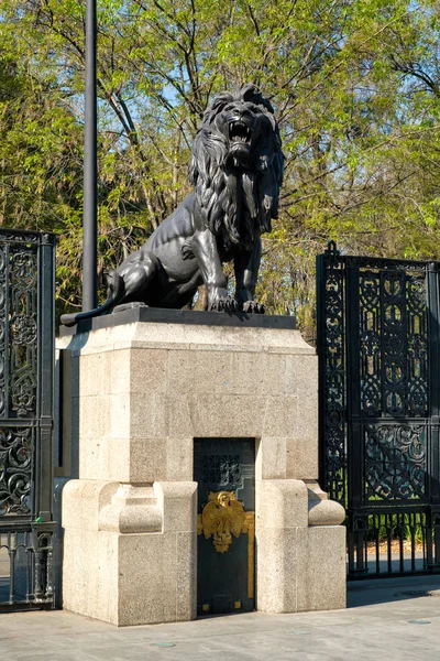 Lion de bronze aux portes du parc Chapultepec à Mexico — Photo