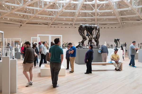 Bezoekers op de Auguste Rodin-sectie van de Soumaya museum voor kunst in Mexico-stad — Stockfoto