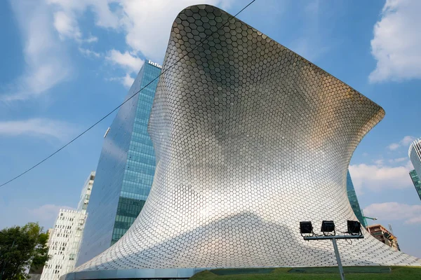 El moderno museo de arte Soumaya en la Ciudad de México — Foto de Stock