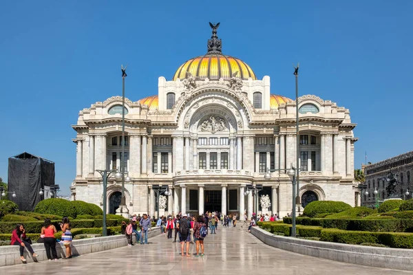 El Palacio de Bellas Artes, famosa sala de conciertos, museo y teatro de la Ciudad de México — Foto de Stock