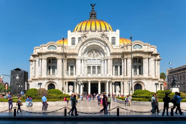 O Palácio de Belas Artes, um famoso local de concertos, museu e teatro na Cidade do México — Fotografia de Stock