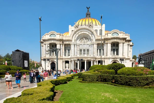 Pałac sztuk pięknych, słynnej sali koncertowej, Muzeum i Teatr w mieście Meksyk — Zdjęcie stockowe