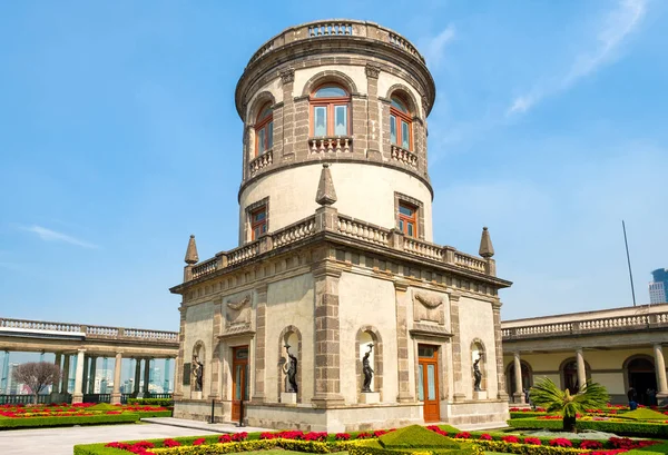 Belos jardins e torre no topo do Castelo de Chapultepec, na Cidade do México — Fotografia de Stock