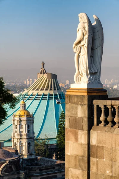 멕시코 시티에 있는 과달루페 성당 옆 천사의 동상 — 스톡 사진