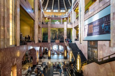 Mexico City'deki Palacio de Bellas Artes içinde Müzesi'nde ziyaretçi