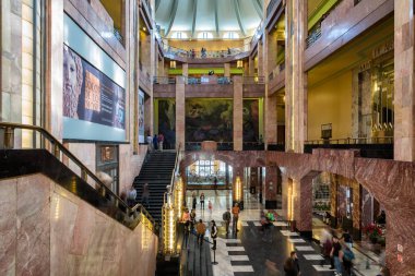 Mexico City'deki Palacio de Bellas Artes içinde Müzesi'nde ziyaretçi
