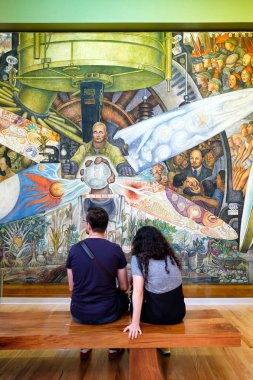 Diego Rivera Mexico City'de Palacio de Bellas Artes adlı tarafından duvar resimleri hayran ziyaretçi