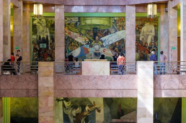 Mexico City'deki Palacio de Bellas Artes adlı duvar resimleri hayran ziyaretçi