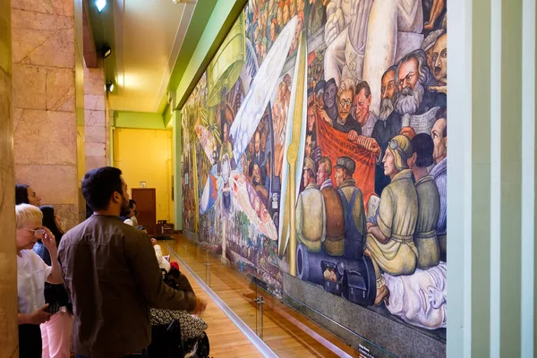 Visiteurs admirant les peintures murales de Diego Rivera au Palacio de Bellas Artes à Mexico — Photo