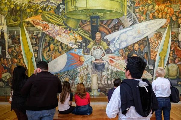 Οι επισκέπτες θαυμάζουν τις τοιχογραφίες του Ντιέγκο Ριβέρα κατά το Palacio de Bellas Artes στην πόλη του Μεξικού — Φωτογραφία Αρχείου