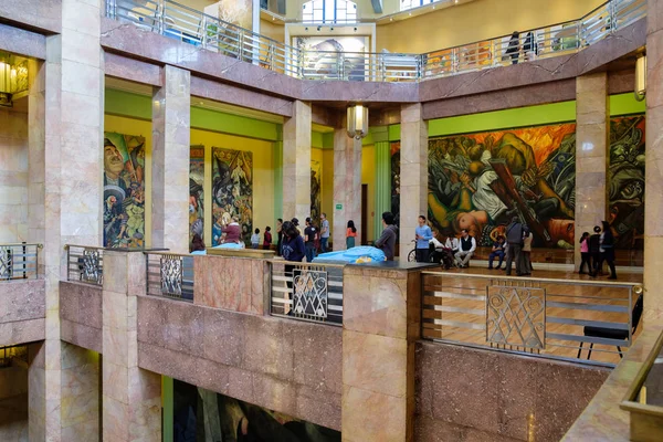 Bezoekers bewonderen de muurschilderingen in het Palacio de Bellas Artes in Mexico-stad — Stockfoto