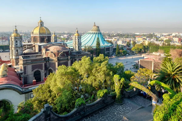 De basiliek van onze-lieve-vrouw van Guadalupe vanaf de heuvel Tepeyac in Mexico-stad — Stockfoto