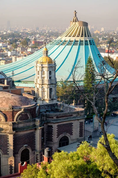 De basiliek van onze-lieve-vrouw van Guadalupe vanaf de heuvel Tepeyac in Mexico-stad — Stockfoto