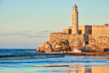 El morro Kalesi ve Havana'da deniz feneri günbatımı