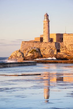 El morro Kalesi ve Havana'da deniz feneri günbatımı