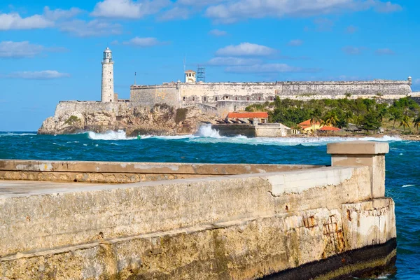 La fortezza e il faro di El Morro e la diga del Malecon — Foto Stock