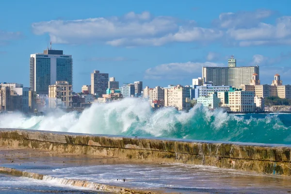 A Havanna skyline, a hullámok összeomlik a Malecon seawall — Stock Fotó