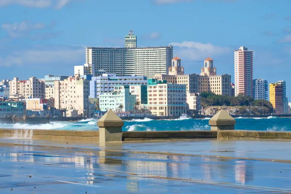 De skyline van Havana met golven op de Malecon-Zeedijk — Stockfoto