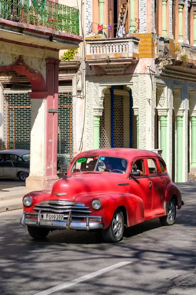 Renkli bir sokak Eski Havana'da klasik kırmızı Chevrolet — Stok fotoğraf