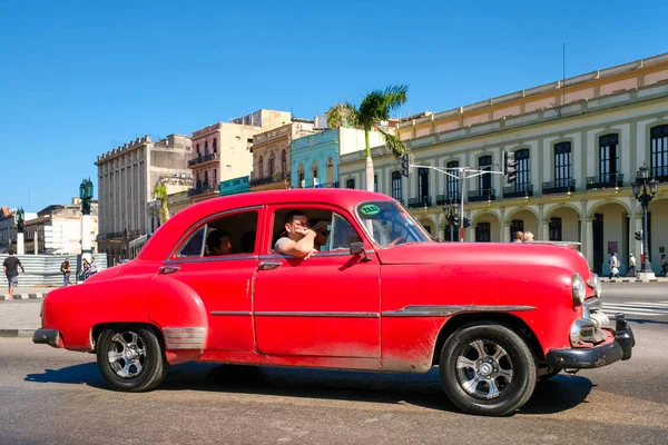 Chevrolet vermelho clássico no centro de Havana — Fotografia de Stock