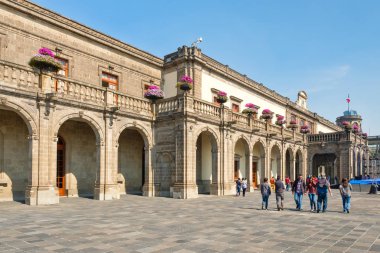 Mexico City'deki Chapultepec Kalesi'nde ziyaretçi
