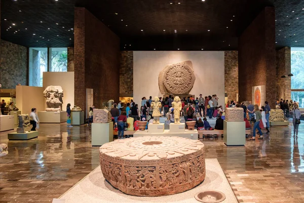 Aztec kalender- eller sten av solen på det nationella museet för antropologi i Mexiko City — Stockfoto