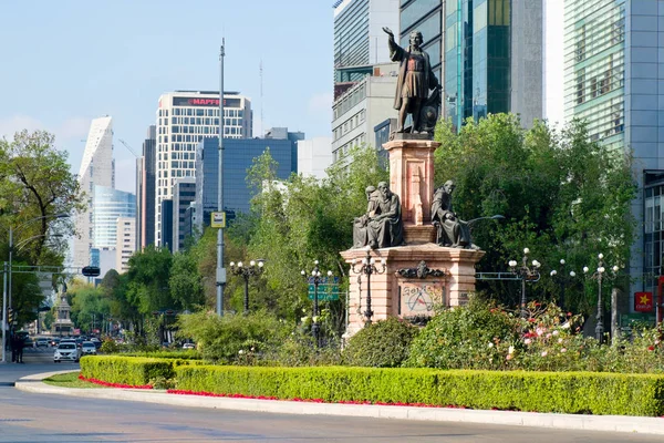 街景在 Paseo de la Reforma 在墨西哥城附近的克里斯托弗 · 哥伦布雕像 — 图库照片
