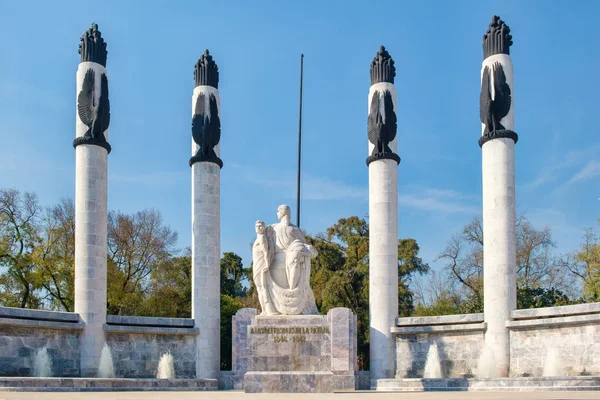 Monument dedicated to the heroes fallen defending Chapultepec castle in Mexico City — Stock Photo, Image