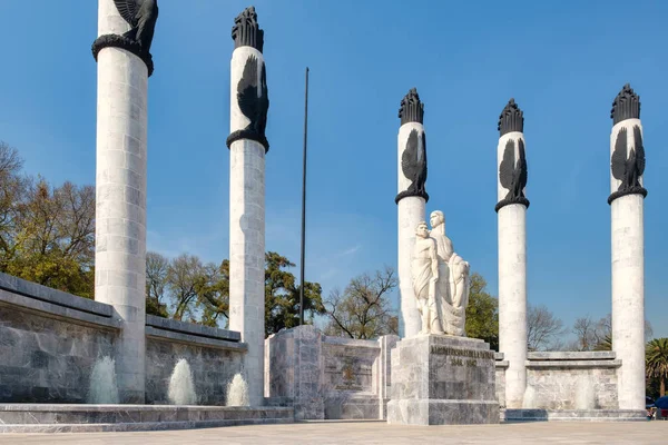 Пам'ятник, присвячений героям впав захищається Чапультепек замок в Мехіко — стокове фото