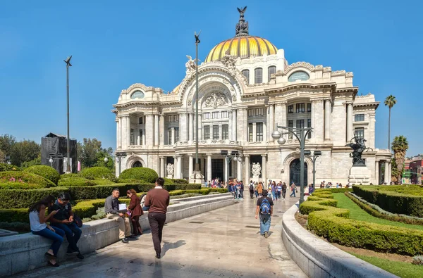 Palácio de Bellas Artes, uma famosa galeria de arte, local de música e teatro na Cidade do México — Fotografia de Stock