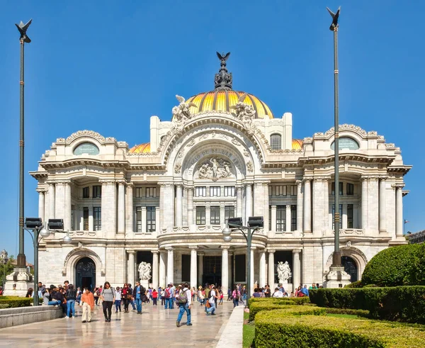 Palacio de Bellas Artes, una famosa galería de arte, lugar de música y teatro en la Ciudad de México — Foto de Stock