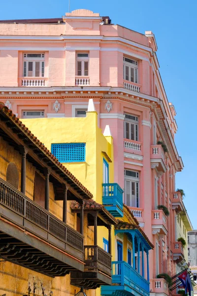 Färgglada byggnader i Gamla Havanna — Stockfoto