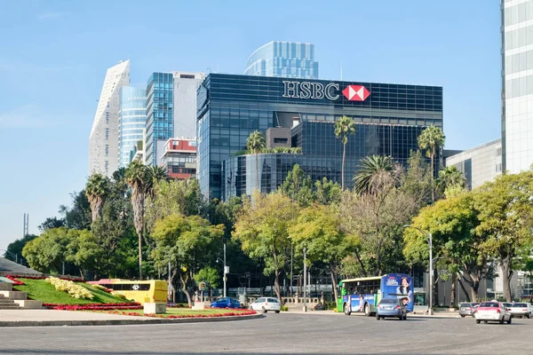 Kantoorgebouwen en moderne wolkenkrabbers op Paseo de la Reforma in Mexico-stad — Stockfoto