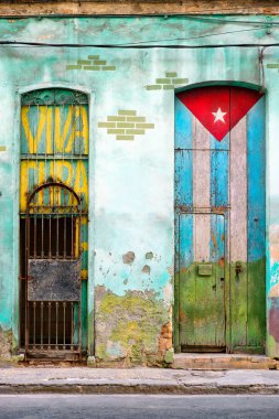 Eski evde Havana boyalı Küba bayrakla işaretle
