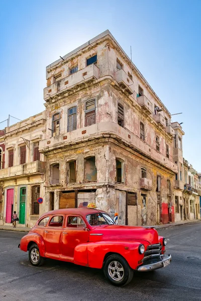 Coche americano de época junto a un viejo edificio en desmoronamiento en La Habana — Foto de Stock