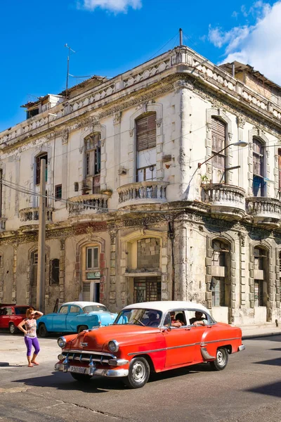 Vintage amerikai autó mellett egy omladozó régi épület Havannában — Stock Fotó
