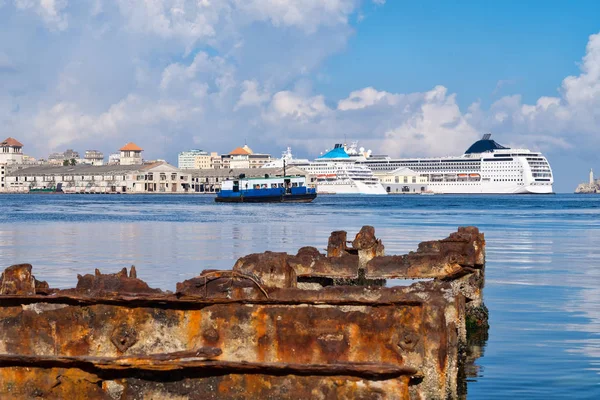 Beautiful view of the bay of Havana in Cuba with old buildings and a rusty iron pier — Stock Photo, Image