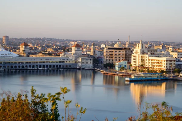 Oud Havana bij zonsopgang met uitzicht op de baai en diverse bezienswaardigheden — Stockfoto