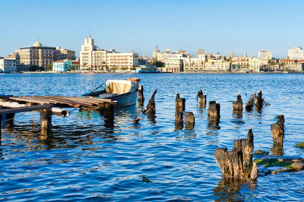 El skyline de La Habana Vieja y un viejo muelle con barcos de pesca en la Bahía de La Habana — Foto de Stock