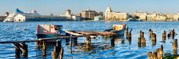 O horizonte de Havana Velha e um antigo cais com barcos de pesca na Baía de Havana — Fotografia de Stock
