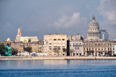 Capitol manzaralı Körfezi boyunca eski Havana binalar