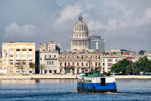 Staré budovy Havana u moře s výhledem na Capitol a o — Stock fotografie