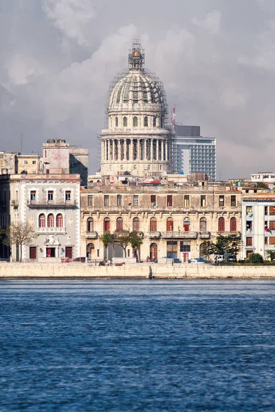 Gamla Havanna byggnader längs bukten med utsikt över Capitol — Stockfoto