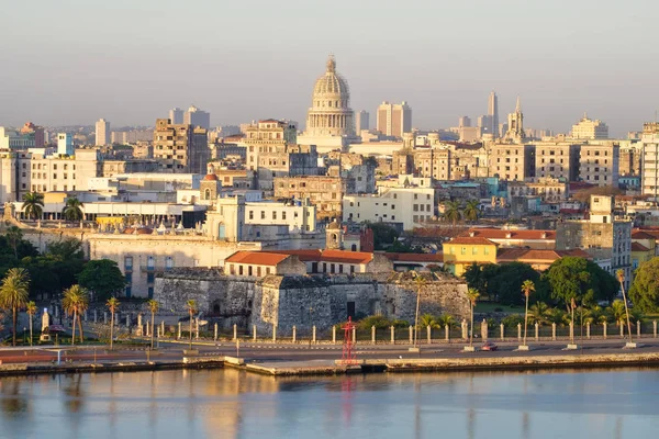 Havana velha ao amanhecer com vista para a baía e vários marcos — Fotografia de Stock