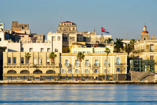 Edifícios coloridos à beira-mar em Havana Velha — Fotografia de Stock