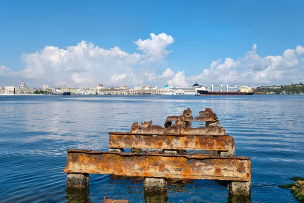 Uitzicht op de baai van Havana en de baai van Havana en de skyline van oud Havana met een roestig ijzer pier op de skyline van foregroundthe oud Havana met een roestig ijzer pier op de voorgrond — Stockfoto